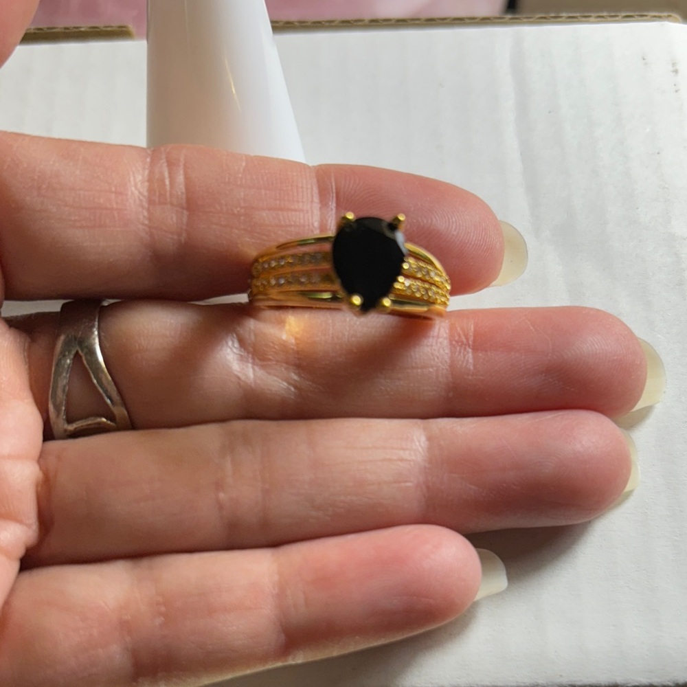 Elegant Gold and Black Women's Ring - Picture 4 of 4